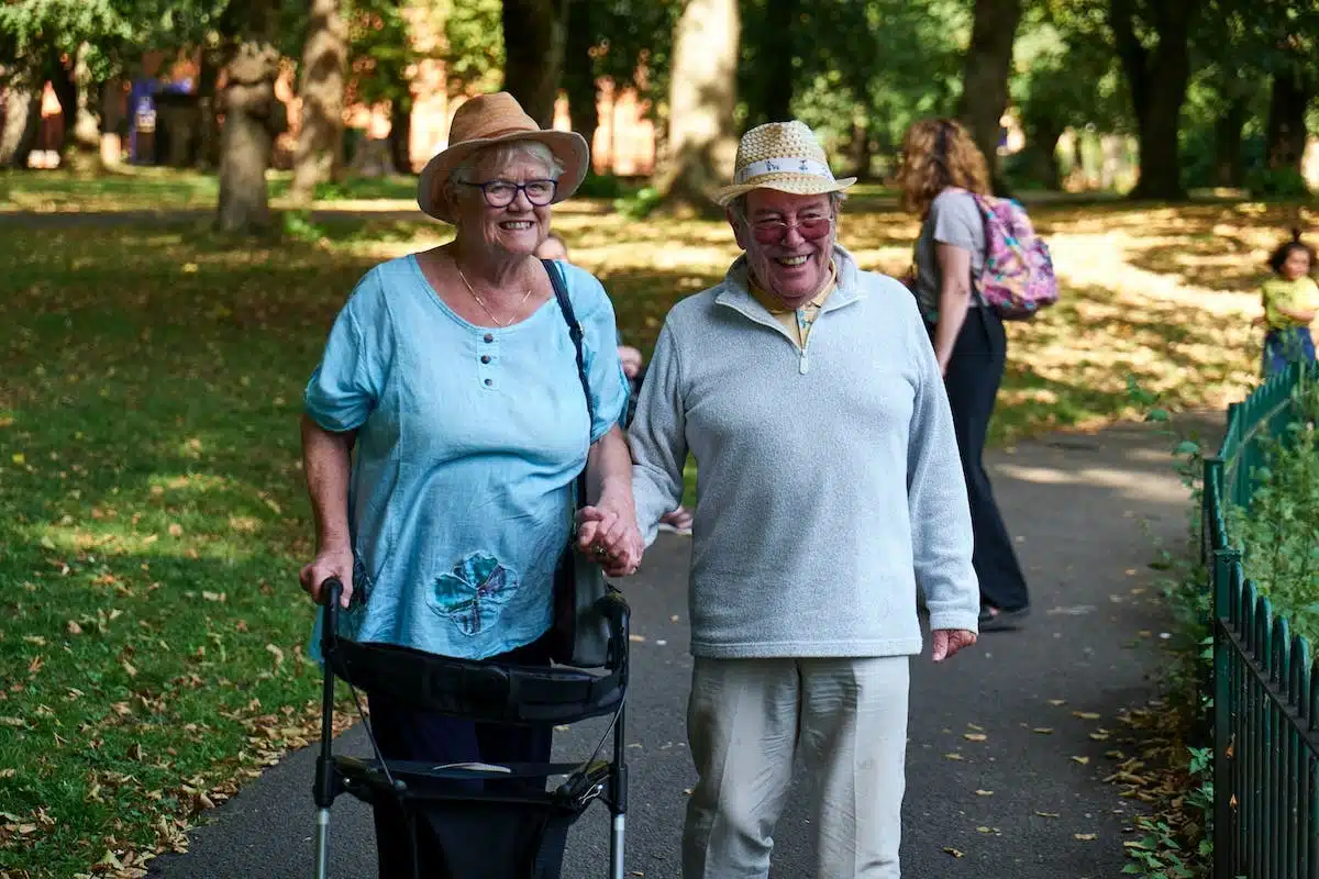 personnes âgées  marche