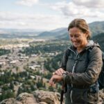Femme en randonnée avec smartwatch sur une montagne