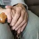 Le bracelet d'appel médical téléassistant, un outil indispensable pour les seniors !