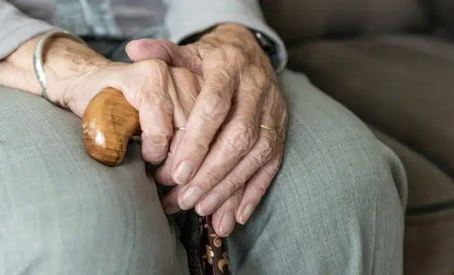 Le bracelet d'appel médical téléassistant, un outil indispensable pour les seniors !